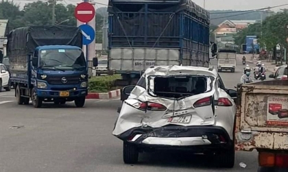 Clip TNGT: Toyota Corolla Cross bị xe tải đâm khi dừng đèn đỏ